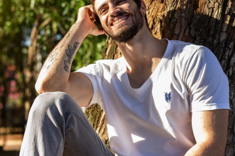 Joven masculino sonriendo