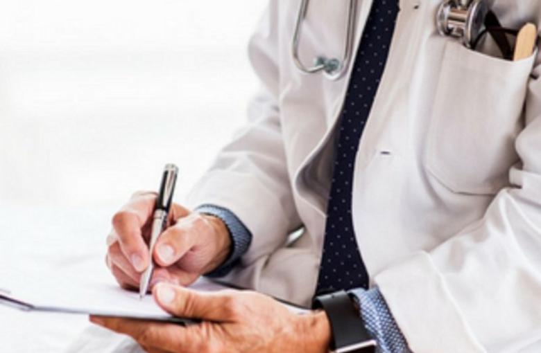 Profesional con gabacha haciendo aputentes