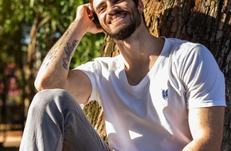 Joven masculino sonriendo